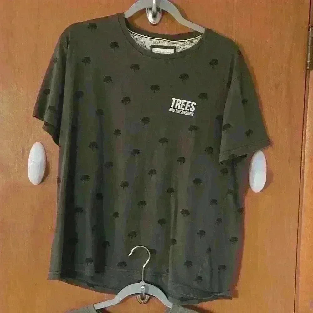 2 men's Large sized green tee shirts. 1 Lucky brand and 1 demim & flower brand. - Picture 2 of 8